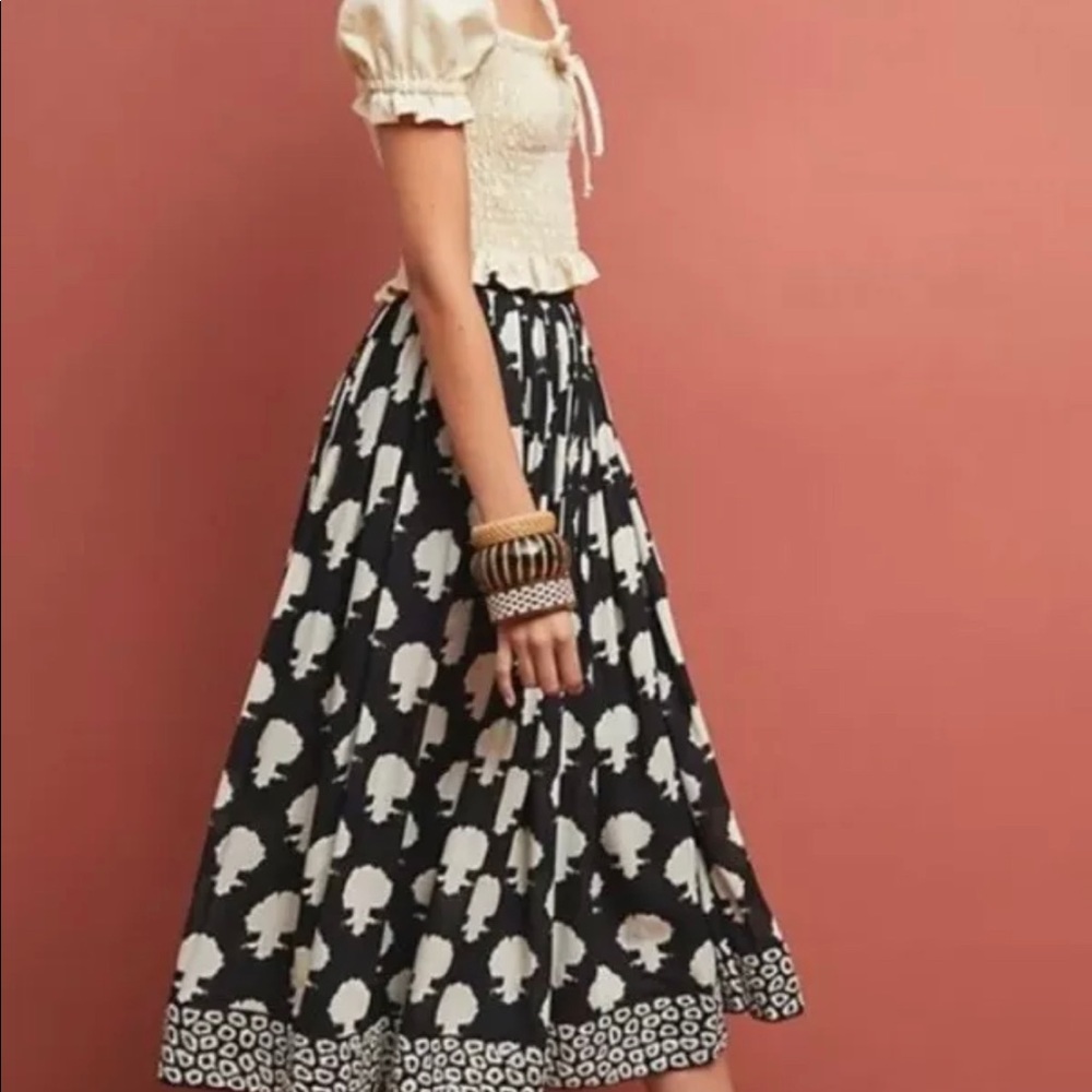 Breathtaking Monochromatic designer midi skirt.